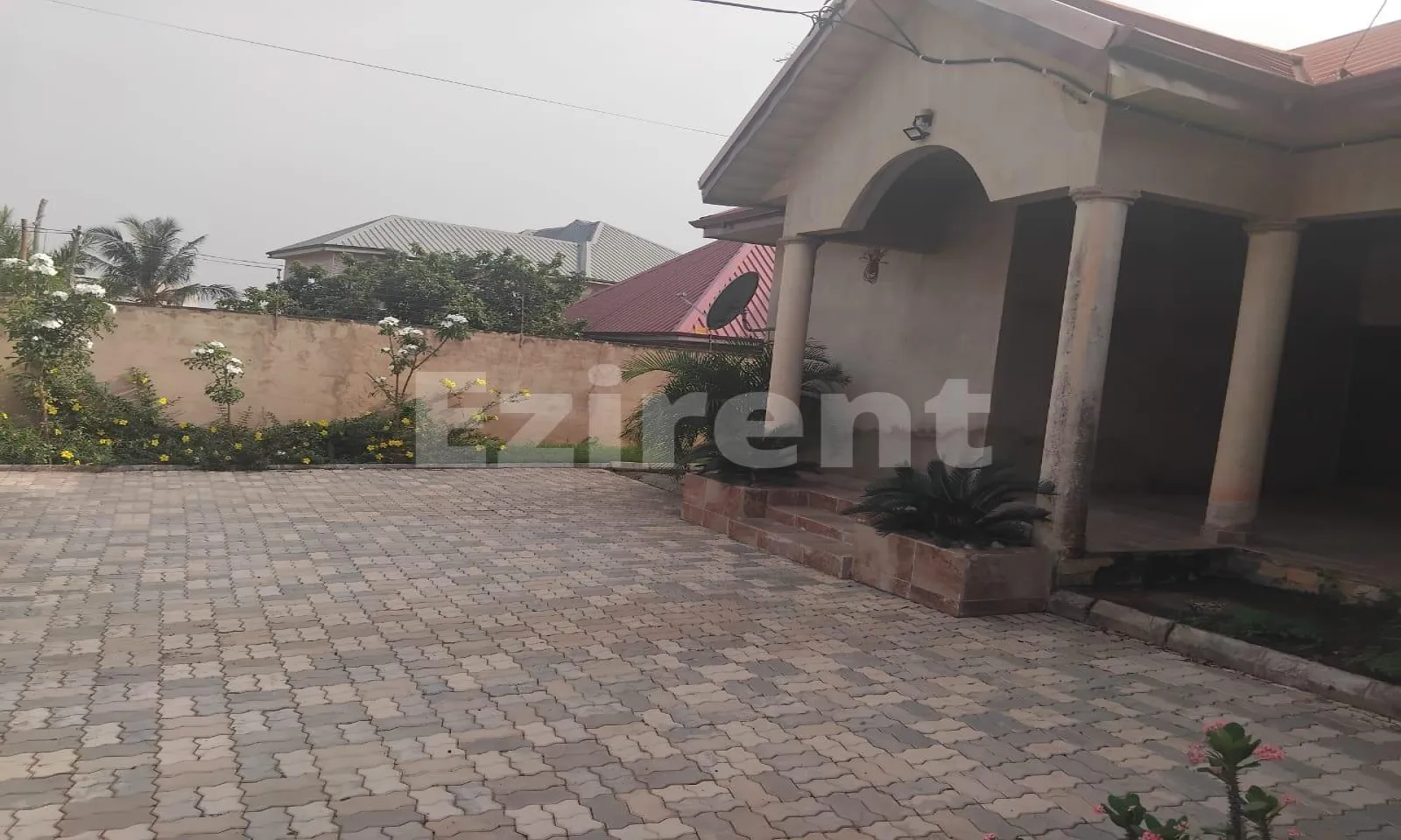 5 Bedroom Apartment with very spacious Hall and Kitchen. Big Car park. - 1