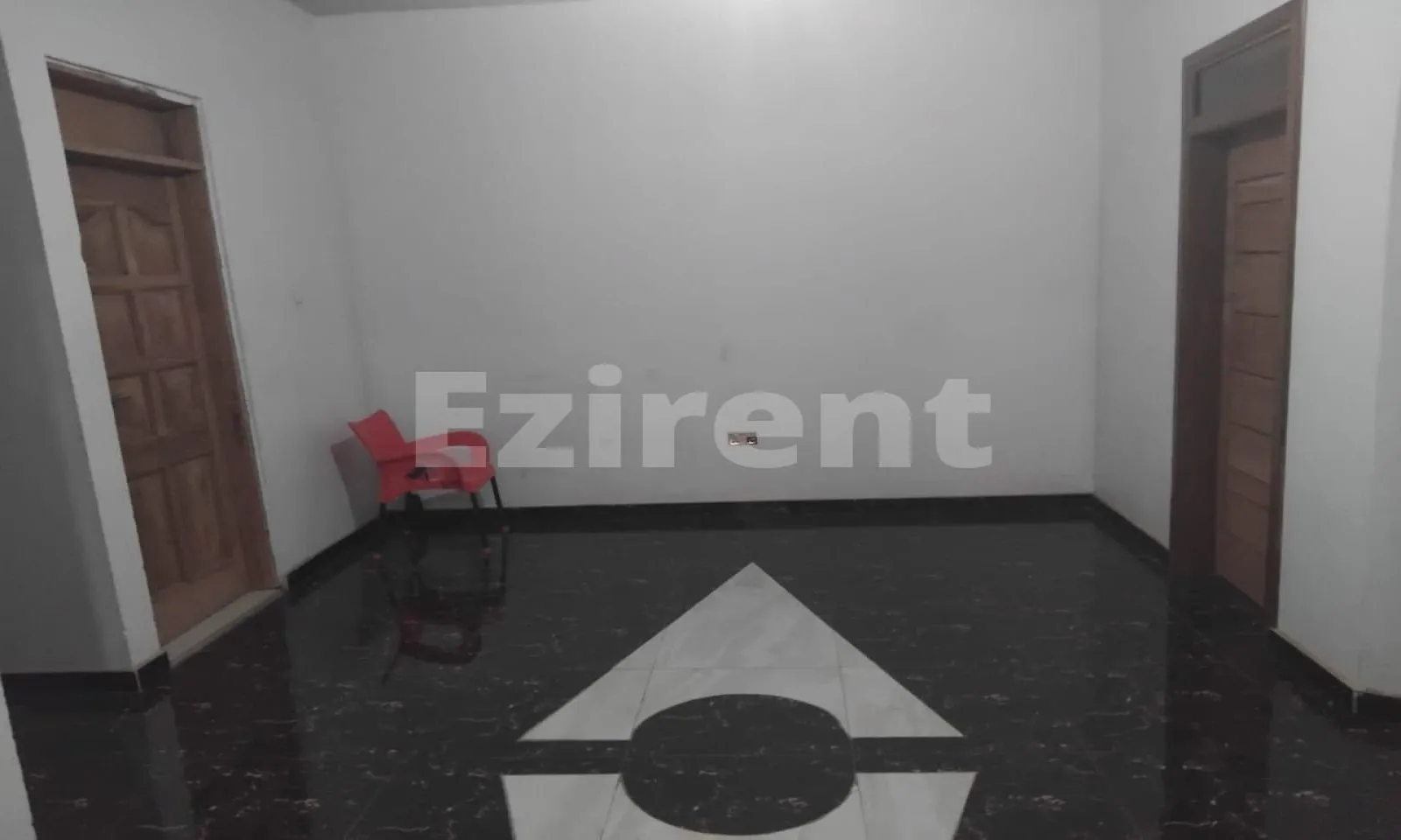 5 Bedroom Apartment with very spacious Hall and Kitchen. Big Car park. - 4