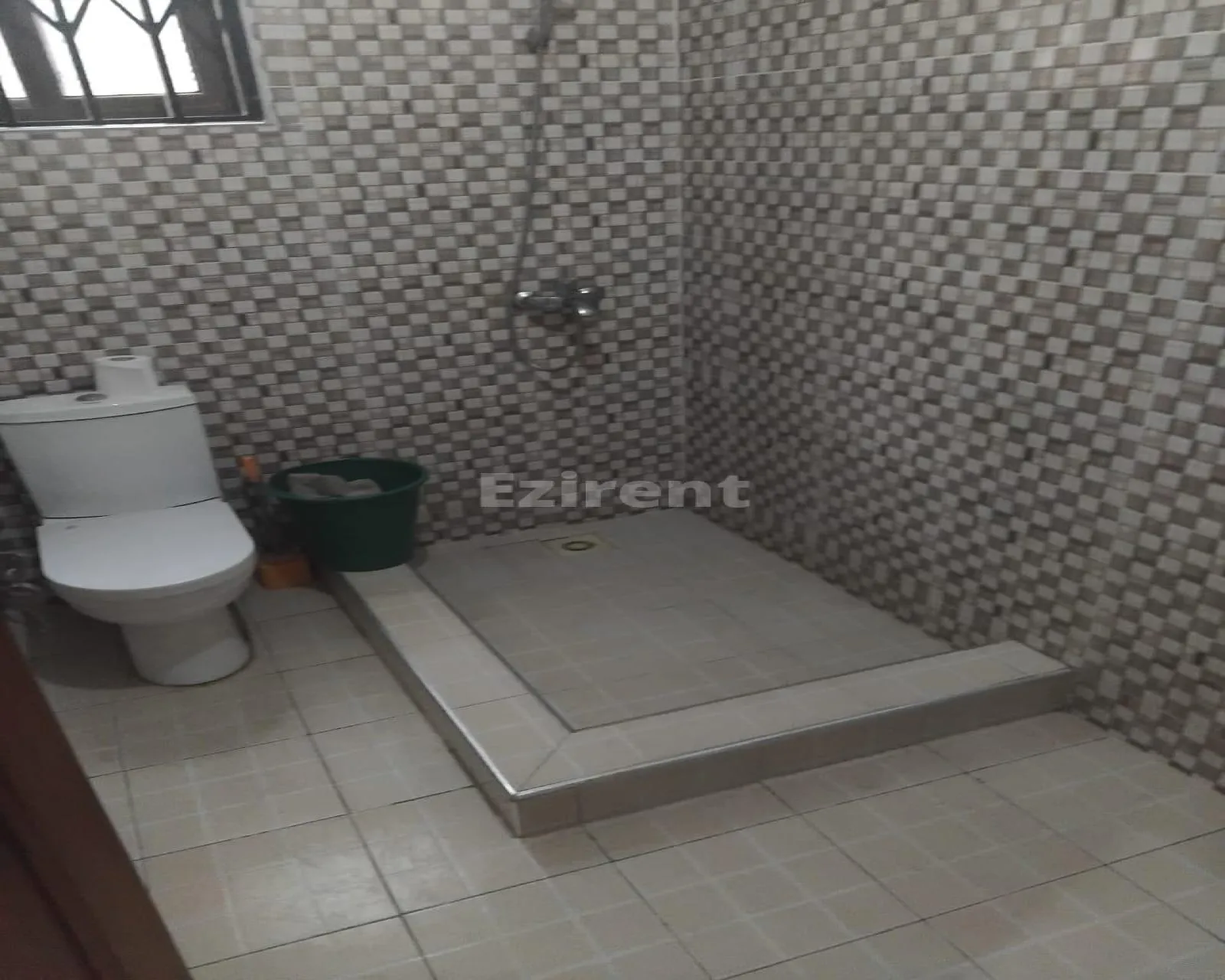 5 Bedroom Apartment with very spacious Hall and Kitchen. Big Car park. - 11
